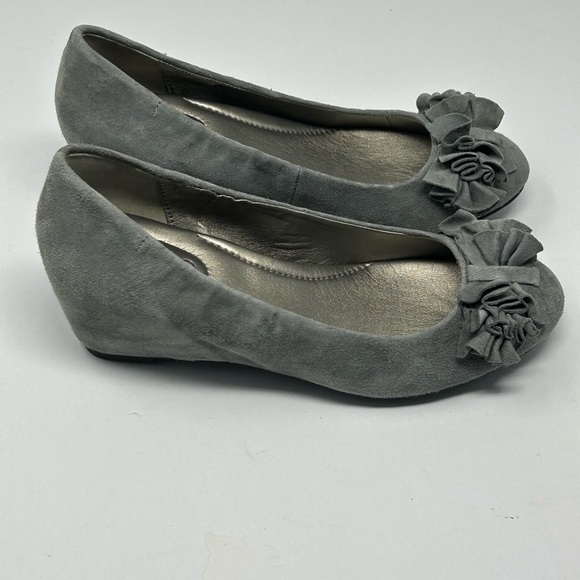 Mee Too Gray Suede Shelby Wedge Shoe Size 7 NEW - Picture 2 of 8
